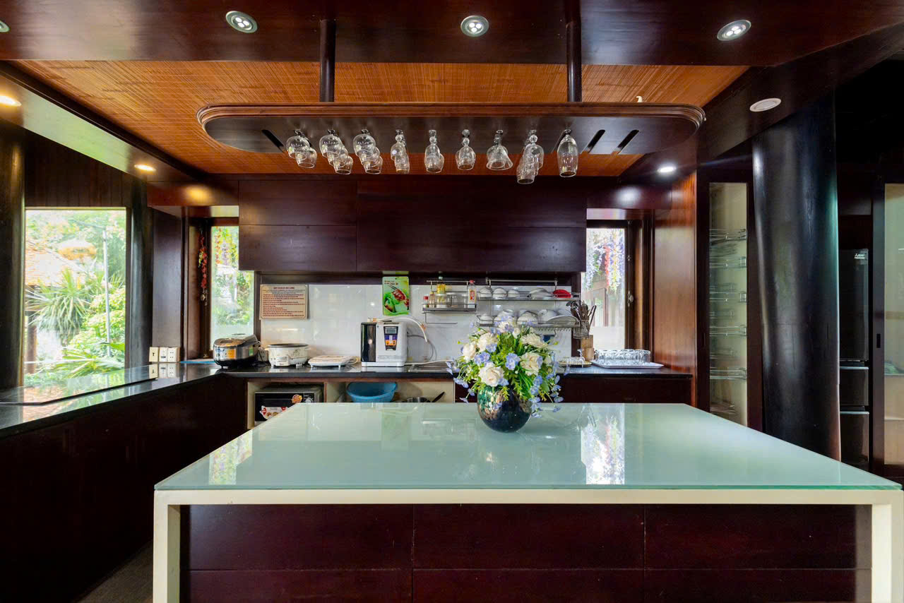 Khu bếp villa Vũng Tàu rộng rãi hiện đại